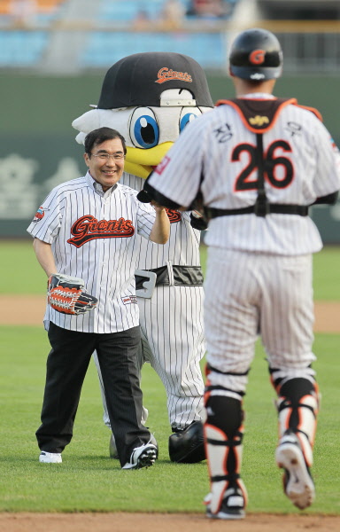 가고시마 모리 시장의 시구행사